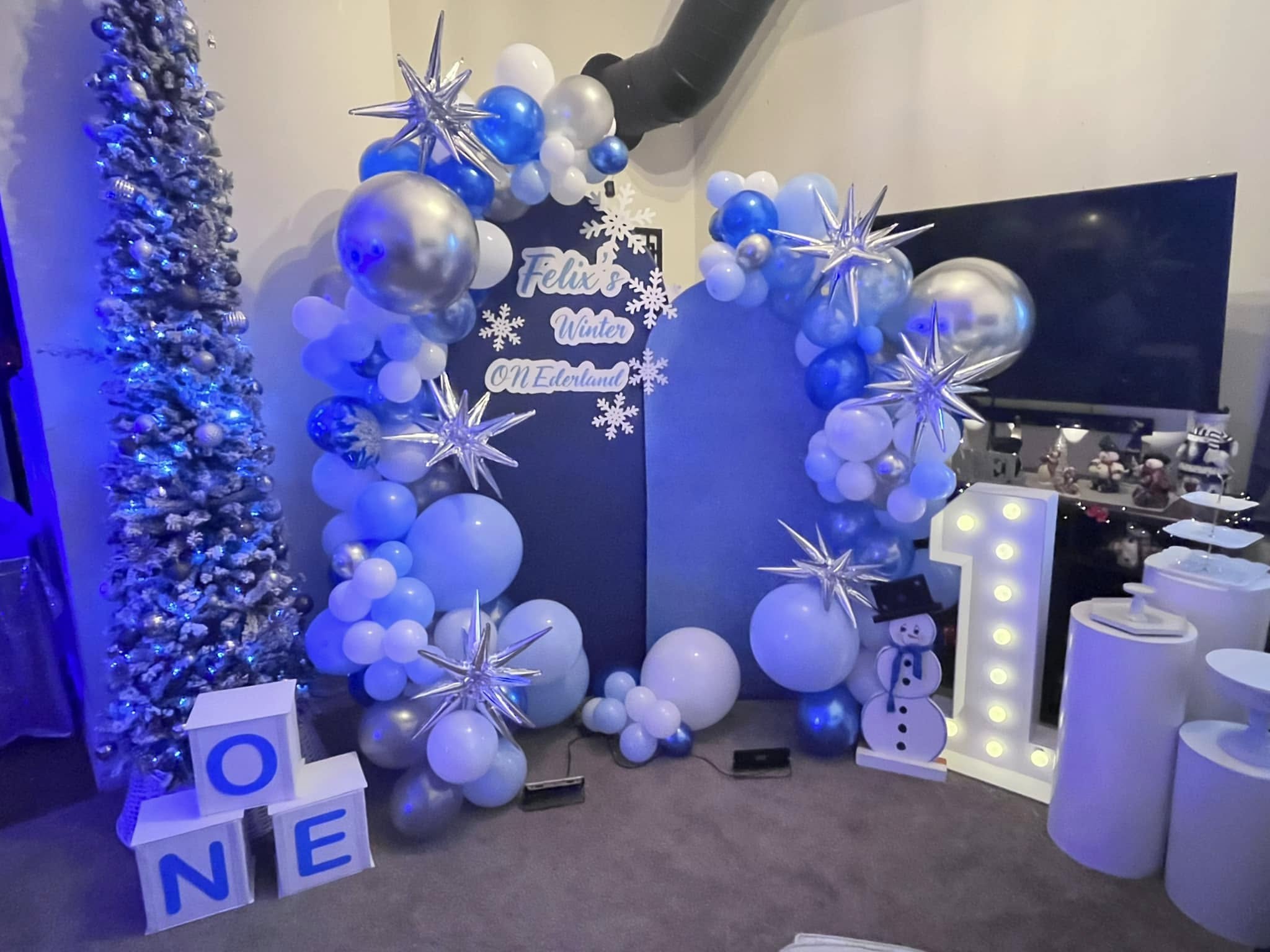 Safari baby shower — gold balloons and green decor